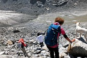 69 Ci abbassiamo alla base del fronte del ghiacciaio
